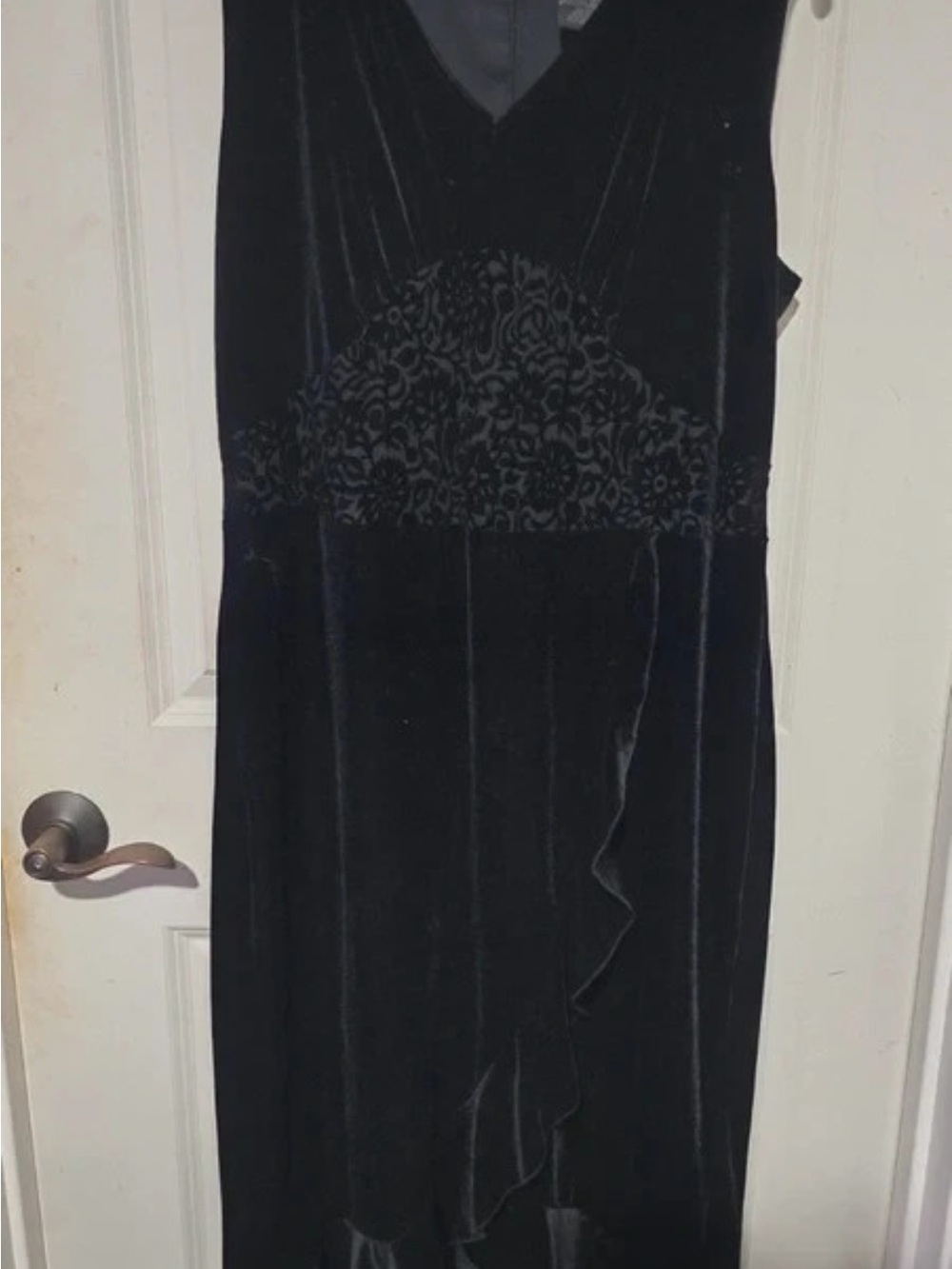 Black Velvet V-Neck Sleeveless Dress - Classic Evening Style